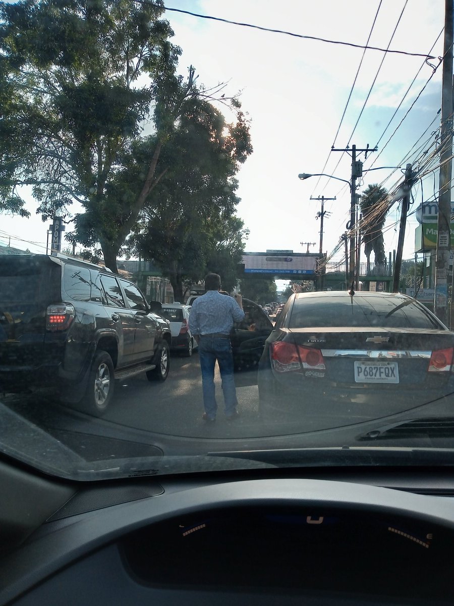 Parado el #TraficoGT  #calzadasanjuan
X mula me vine x aquí