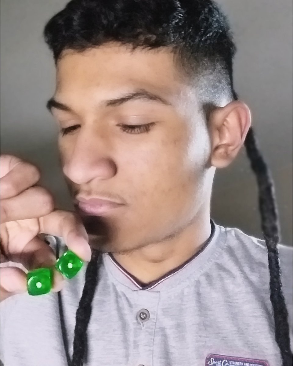 rastabuhay's tweet photo. Dejemosle, la suerte a los dados. 🎲
Como la llevan?🤔
#retratos
#Rastabuhay #forevermusic #colombiamusic #paralosmios https://t.co/5TfXfLTM3W