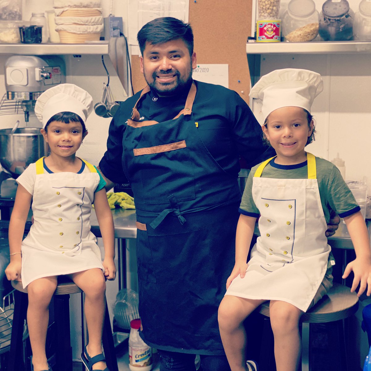 WinyMM's tweet photo. Aprendiendo a preparar pastel de chocolate en @PassportFH https://t.co/Qx3Yb4nryV