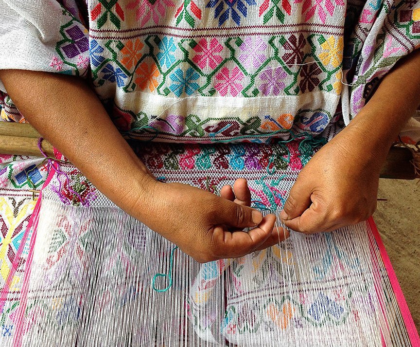 SECTUR_mx's tweet photo. El telar de cintura es una técnica que se aprecia en varias culturas mesoamericanas. En las comunidades amuzgas de #Guerrero y #Oaxaca se aprende desde temprana edad a tejer dominando complejas técnicas como gasas, brocados y el tejido de tramas discontinuas.

#ManosMágicas https://t.co/e11K8YhXGA
