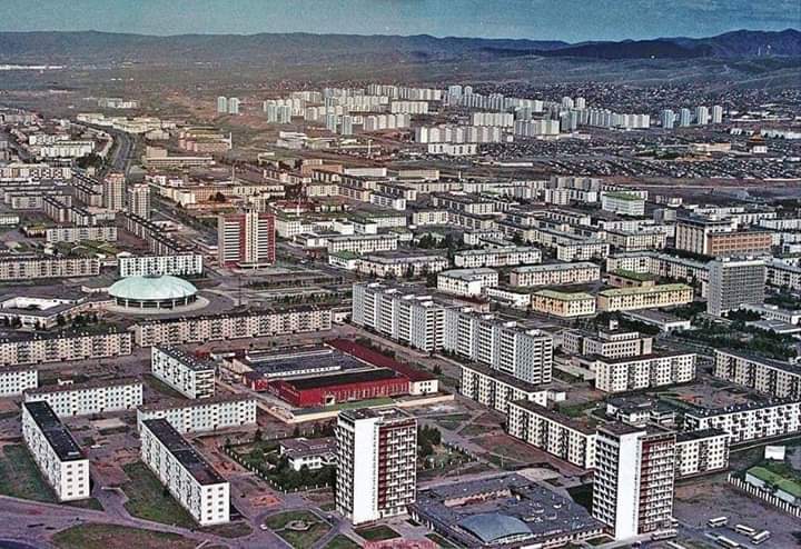 220 Мянгат, 40,50 Мянгат цаашлаад 3,4-р хороолол. 1980-аад оны эхэн үеийн Улаанбаатар хотын нилээд алдартай хорооллууд нэг иймэрхүү цэмцгэрхэн харагддаг байжээ.