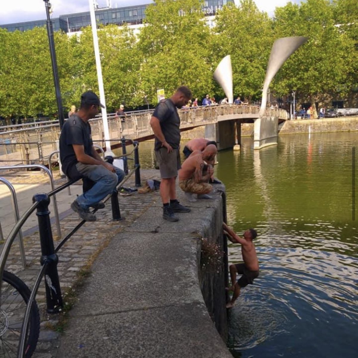 How fuckin stupid must you be if you think you’re fishin out that statue
