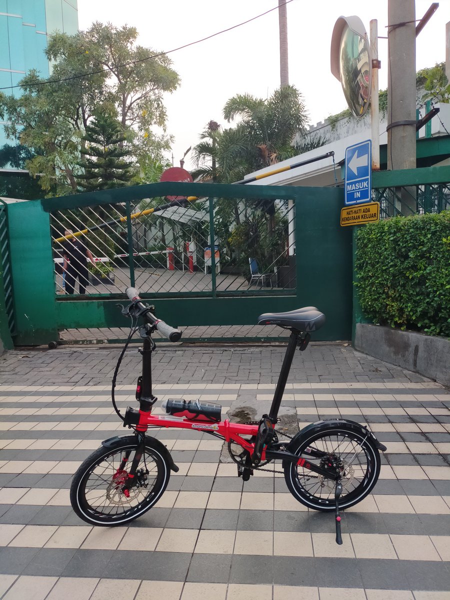 SurabayaTroy's tweet photo. Kepagian lebih baik .tapi gerbang masih tertutup. 😁
@B2WSurabaya 
@B2WIndonesia 
#biketowork #indonesiancycling #mancalmbois #wanimancal https://t.co/cW2tfeUDvE