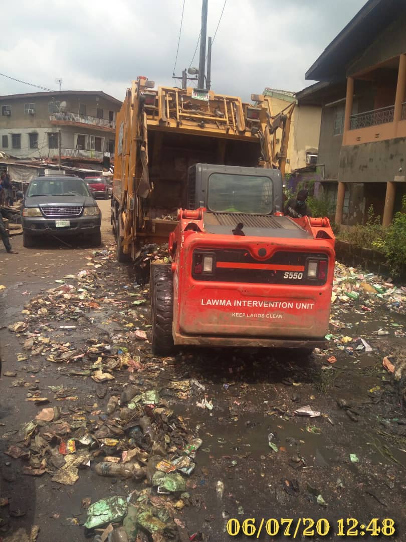 Lawma_gov's tweet photo. LAWMA's cleanup of Akobi Crescent, Surulere, which was affected by the recent downpour. The Authority, within 24 hours, deployed trucks and its personnel to clear the waste debris. Efforts are ongoing to sanitise the area. 

#LAWMA
#KeepLagosClean
#ForAGreaterLagos https://t.co/1V5RqxxsZZ