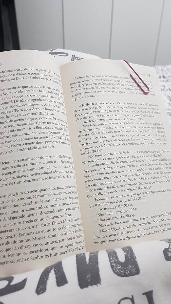 AlvesKerol's tweet photo. Faz alguns anos eu abandonei a TV... Esse ano pretendo, se não abandonar, diminuir drasticamente a INTERNET. Ds me ajude pf. 🙏 o segredo é sempre substituir um habito por outro. Sempre. Então bóra tirar poeira dos livros q ganho mais!! https://t.co/o9CyTNumUw