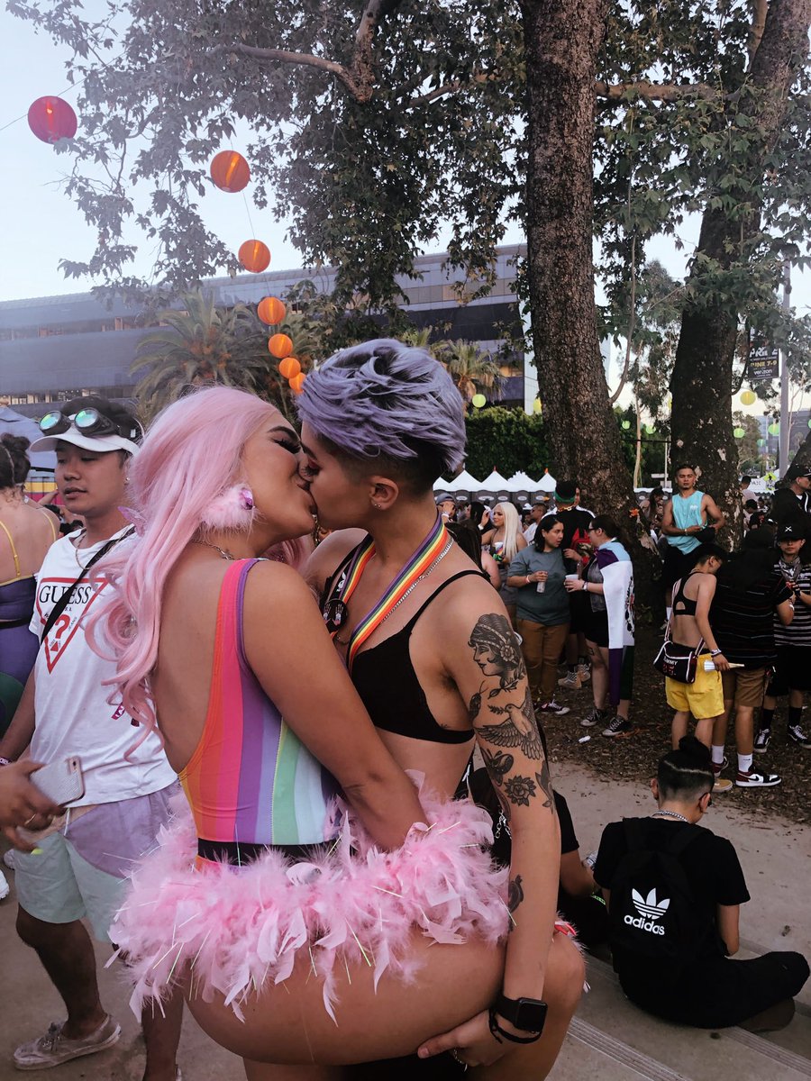 Loveyou_em's tweet photo. Proud to be who I am 🌈 these were taken at pride last year 💕#pridemonth #pansexual https://t.co/ukOO1F0Nzz