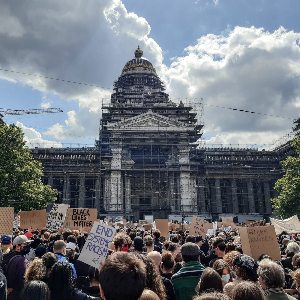 FeminismeBxl's tweet photo. #Bruxelles, 7 juin 2020. 10 000 personnes au rassemblement #BlackLivesMatter, place Poelaert afin de réclamer justice pour les victimes de meurtres de la police et exiger la fin des violences policières et du racisme systémique
#BLMBelgium #BLMBrussels #NoJusticeNoPeace #BLM https://t.co/KVmF3qpLGX