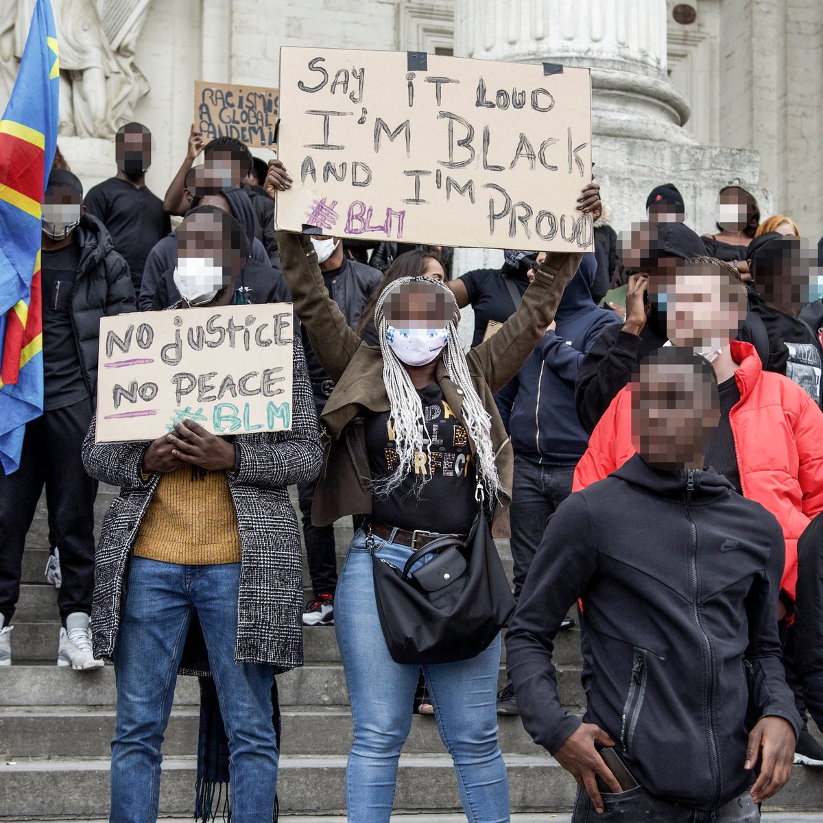 FeminismeBxl's tweet photo. #Bruxelles, 7 juin 2020. 10 000 personnes au rassemblement #BlackLivesMatter, place Poelaert afin de réclamer justice pour les victimes de meurtres de la police et exiger la fin des violences policières et du racisme systémique
#BLMBelgium #BLMBrussels #NoJusticeNoPeace #BLM https://t.co/KVmF3qpLGX