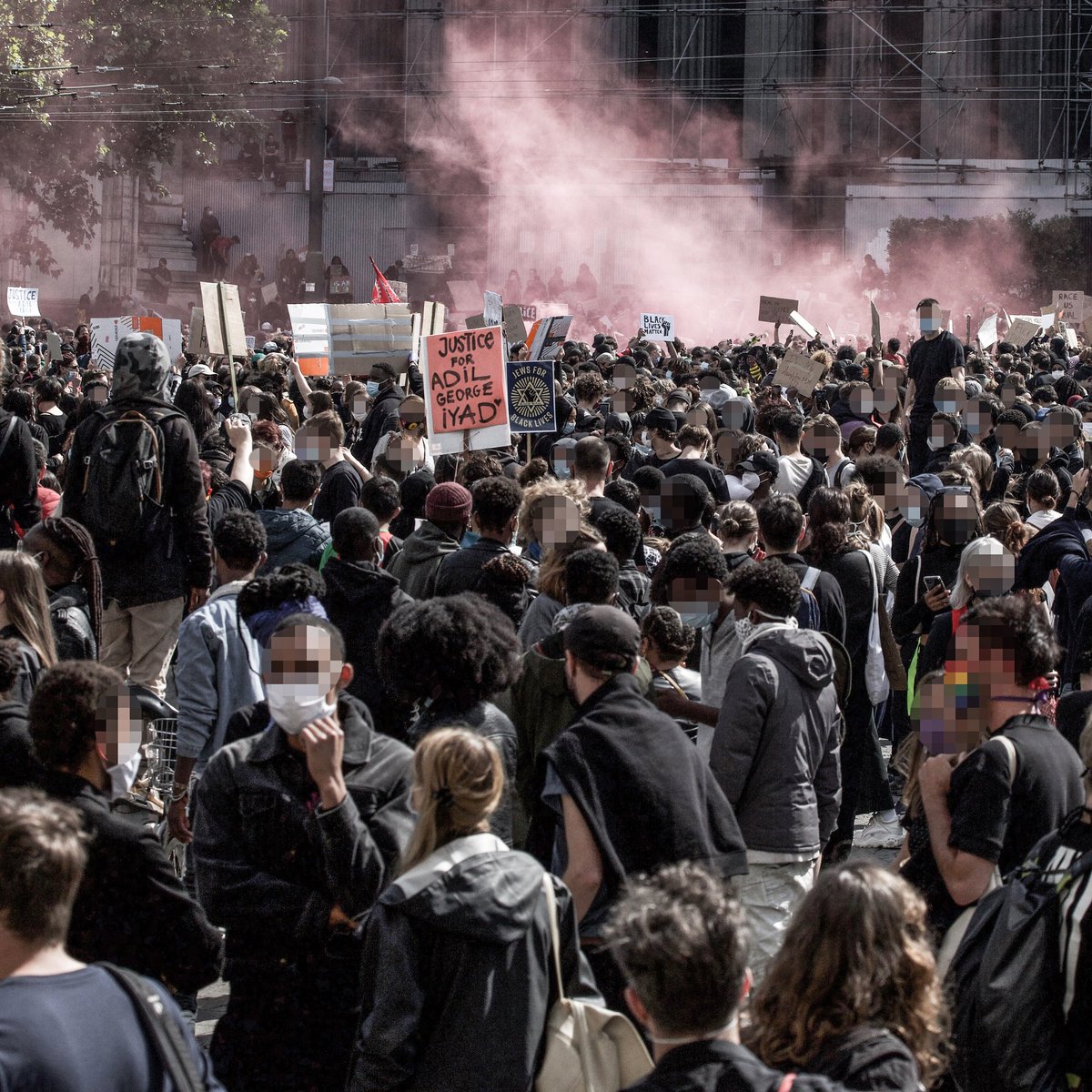 FeminismeBxl's tweet photo. #Bruxelles, 7 juin 2020. 10 000 personnes au rassemblement #BlackLivesMatter, place Poelaert afin de réclamer justice pour les victimes de meurtres de la police et exiger la fin des violences policières et du racisme systémique
#BLMBelgium #BLMBrussels #NoJusticeNoPeace #BLM https://t.co/KVmF3qpLGX