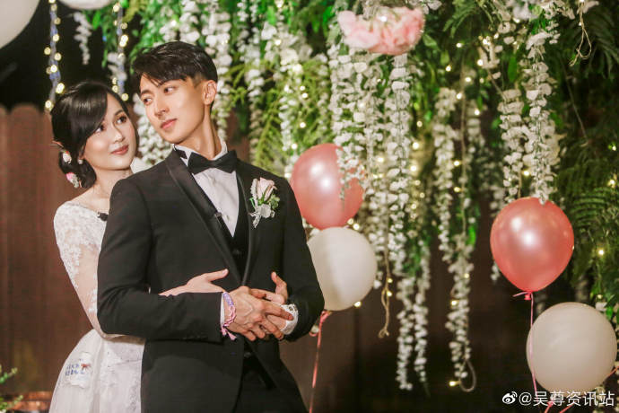 dramapotatoe's tweet photo. #WuZun pens thoughtful message on the importance of love and family to him, as him and wife #LinLiying hold their wedding ceremony on #BeforeWedding with their two kids Neinei and Max.
More photos - https://t.co/LwCzlp0Chu
#婚前21天 #wuchun https://t.co/V37JpCRIgd
