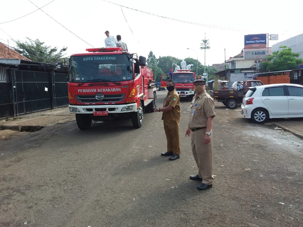 Penyemprotan Disinfectan di Lokasi Lasar Anyar,Pasar Lama,Jl Kisamaun,Jl P Kemerdekaan dan Jl Kali Pasir Indah Bersama BPBD Kota Tangerang.<a href="/Kota_Tangerang/">KOTA TANGERANG</a> @HumasTangerang <a href="/tangerang_live/">tangerang live</a> <a href="/bpbd_tng/">BPBD Kota Tangerang</a> <a href="/KecTangerang/">Kecamatan Tangerang</a> <a href="/tng_tv/">TangerangTV</a> <a href="/AboutTNG/">About Tangerang</a> @PDPasarKotaTGR <a href="/DishubTangerang/">Dishub Kota Tangerang</a>