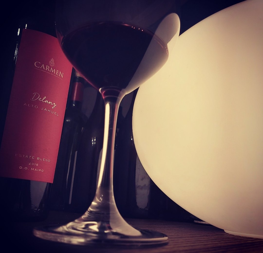 reinaentrecopas's tweet photo. Vas a postaer un vino y derrepente... miras desde otra óptica y todo cambia. La distancia importa. Lindo vino. Hace tiempo no sentía tanta delicadeza en una mezcla tinta. #Carmen #Delanz #C/S #C/F #PV #PS #AltoJahule #2018... vaya año. #lujosdeCuarentena https://t.co/81AOunw7d8