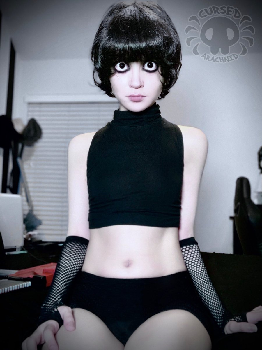 девушки и ретро автомобили. Spider monarch @cursedarachnid слив. надпись на коробке chicken mcnuggets. девушка в машине. фембой 2022.