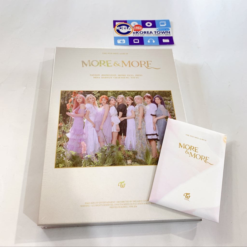 ekorea_town's tweet photo. RT抽プレ🎁

TWICE 9th mini album "MORE＆MORE"
販売中です😻

特典の海外限定フォトカードは無くなり次第終了です🙇‍♀️

こちらをRT＆フォローで抽選で1名様にTWICETシャツをプレゼント❣️
当選発表は6月15日(月)でございます🤗
⚠️配送不可。店舗受取のみ。

#TWICE      #TWICE_MOREandMORE https://t.co/2XJdgiXzGJ