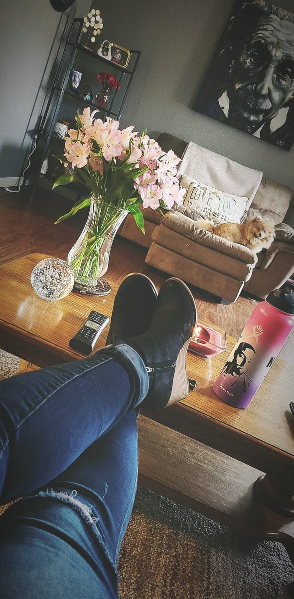 ThaGurlNxtDoor's tweet image. My feet (in boots) barley reach the table.... 
#shortproblems