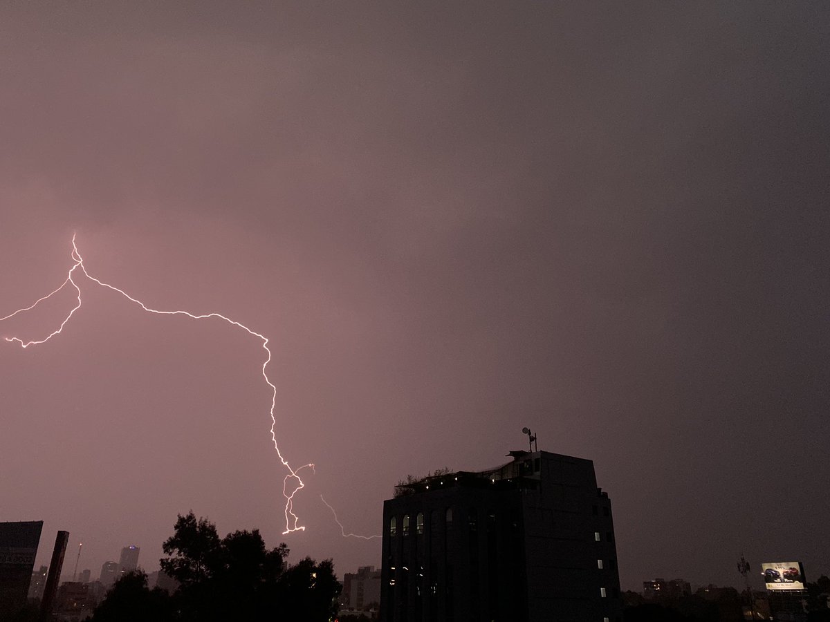 Buena tormenta en #EnLaDelValle.

Vía: @Adri_Maldonado.