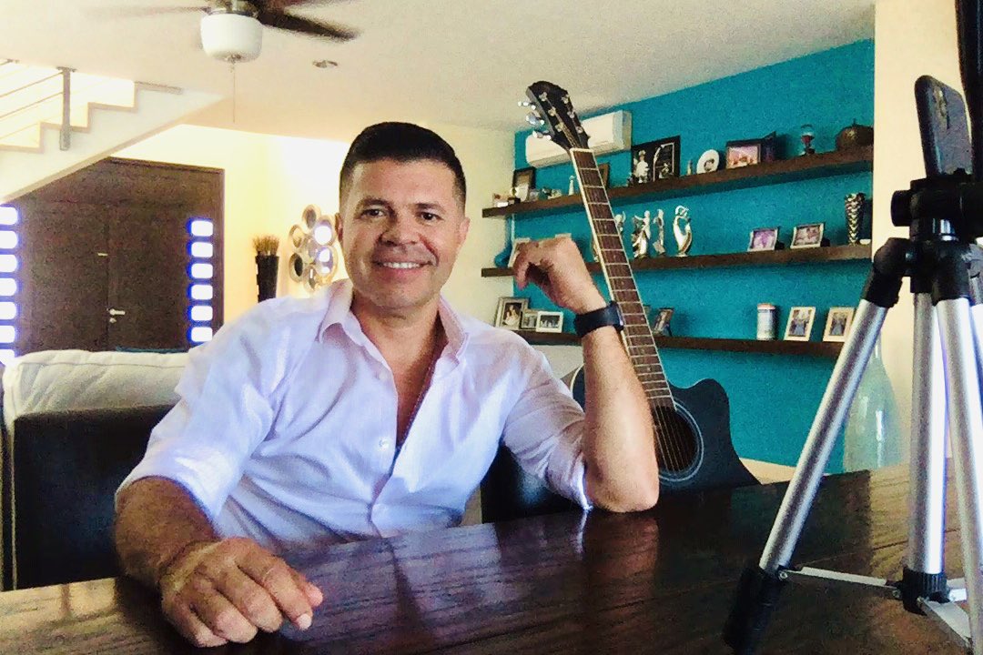j_medina37's tweet photo. me ha tocado una tarde muy entretenida entre charlas,café y musica.seguimos en el FBlive de #Masterradio en jerez zac jaladooos. https://t.co/Q8EGTljWEO