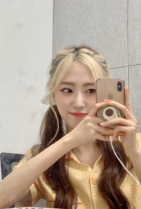 RedSquare_CR_FC's tweet photo. [#FANCAFE :#CHAEA]

Cada vez hace más calor ㅠㅠㅠㅠ 
Me derretí y creo que mido 5cm ahora 🙀
Toma bastante agua fría, hoy quiero tomarme un sorbete arcoiris 🧡🤍💖

#REDSQUARE #레드스퀘어 #채아 #PREQUEL #프리퀄 #aboutent #어바웃이엔티 #KPOP #IDOL #GIRLGROUP https://t.co/SfENZ3C5f6