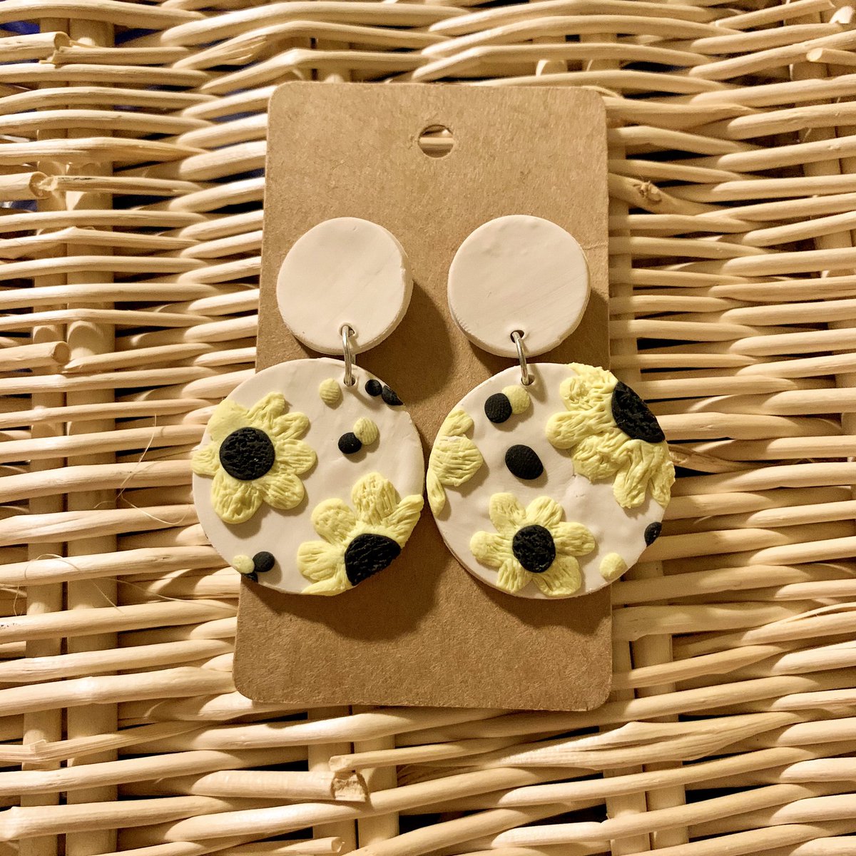 StickersAndSuch's tweet photo. 🌻Sunflower Earrings🌻
One of a kind, handcrafted pieces! 
DM to order https://t.co/u4td1Tt74t