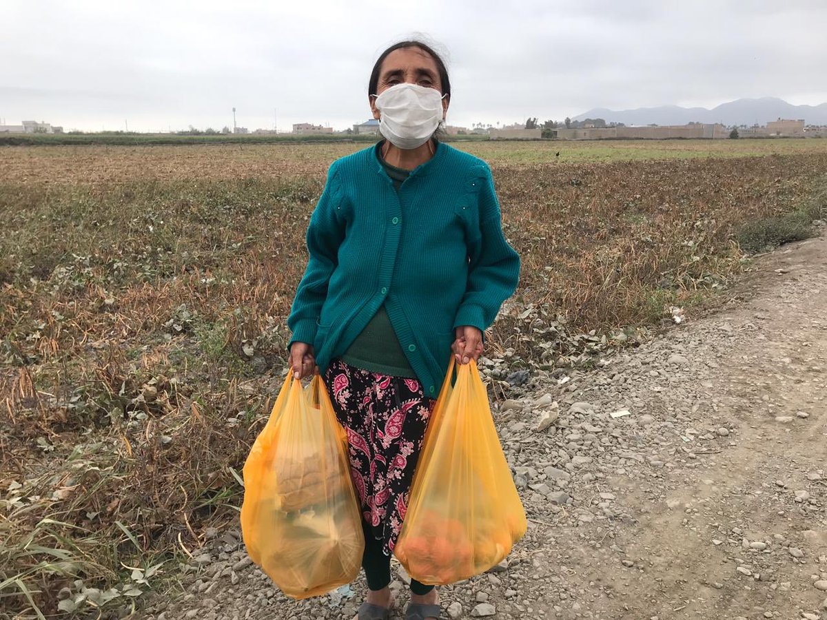 Muni_Barranca's tweet photo. Insumos como papa, camote, limón, tomate, cancha, frijol, agua, frutas y panes fueron alcanzados a los vecinos de escasos recursos de #Chocoy con la articulación @Barrio_Seguro del Cap. EP (r), José Romero Pinasco. 

🤝#RicardoZender - Alcalde Provincial de Barranca https://t.co/TbZpb1Hry5
