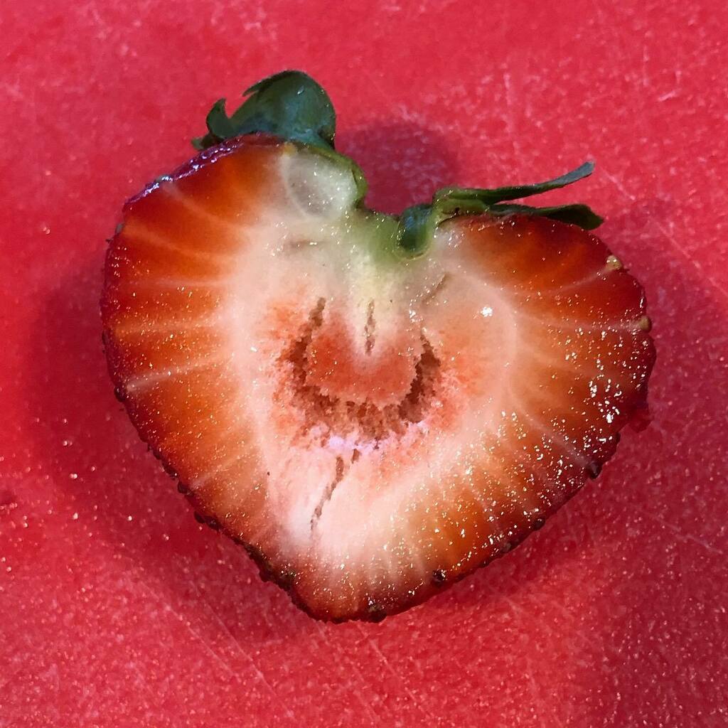 chrisblanz's tweet photo. Berry Happy .
.
.
.
#๐#face #foundfaces #pareidolia #iseefaces #berry #strawberry #strawberryfields #strawberryshortcake #happy #smile #laugh #food #fruit #red #pink #squint #toothless #juice #juicy #funny #slice #strawberry๐ #happyface #happyfaces https://t.co/sNJtEn64wP https://t.co/5AuZGixgt1