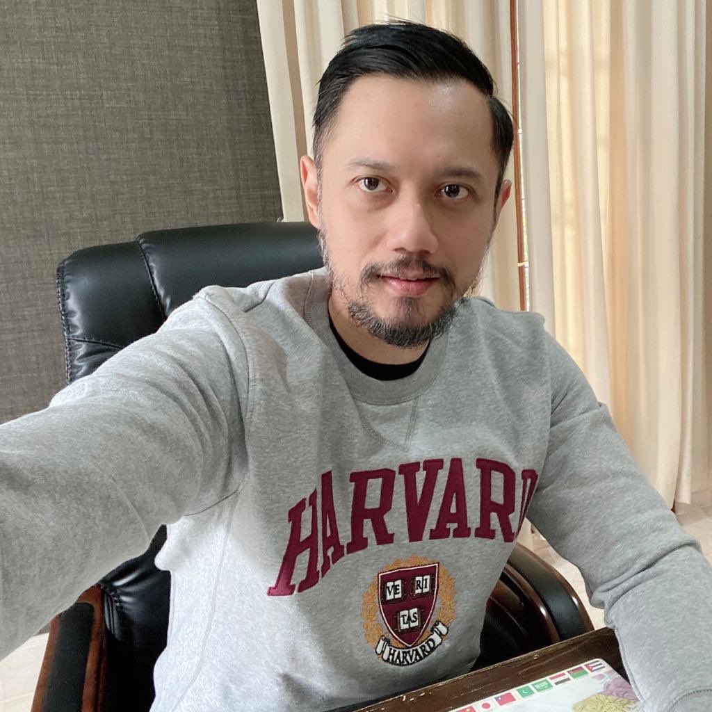 Solidaritas untuk #angkatan2020. Tidak perlu sedih karena tidak bisa pakai toga, walau tidak diwisuda secara fisik kalian sudah berhasil menjadi angkatan yg tdk hanya mampu berhasil di dunia perkuliahan, tapi juga berhasil bertahan di tengah pandemi global. Sukses untuk kalian!