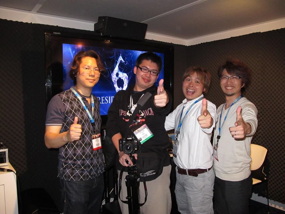 2058info's tweet image. 八年前的 6 月 9 日，（消瘦）的副站長摸西在洛杉磯 Convention Center 的 E3 展會場採訪《惡靈古堡6》的製作人小林裕幸、平林良昭和佐佐木榮一郎。
好快ㄛ～一眨眼就老了八歲T_T #E32012 #E3 #ResidentEvil #バイオハザード