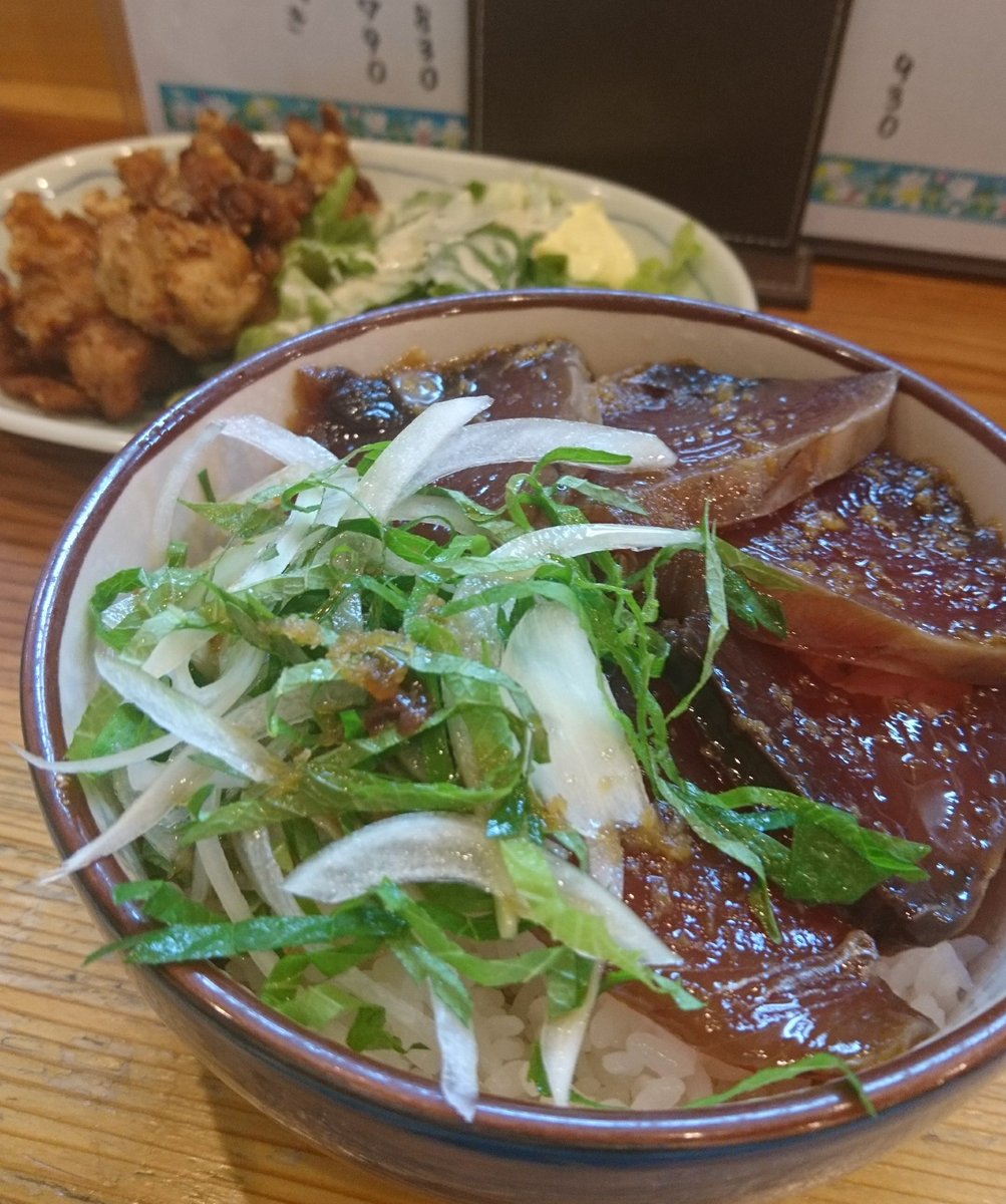 炭火焼きと純米酒さとうともや 今週の本日のランチはこちら 初かつお飯とハーフからあげ 初かつおのさわやかな味と嬉しい新玉ねぎが合います O O さとうともや 初かつお 新玉ねぎ ランチ おすすめ 鶯谷 日暮里繊維街 荒川区 東京都