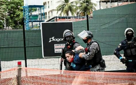 antoniovaimal's tweet photo. "As pessoas sabem como é o meu estilo: é de respeito, é de diálogo..."
#RodaViva #CamiloRepressor #RespondeIssoCamiloSantana #MovimentoNegroQuerFalar #RespondaAoMovimentoNegro https://t.co/JKnRMZCaj4