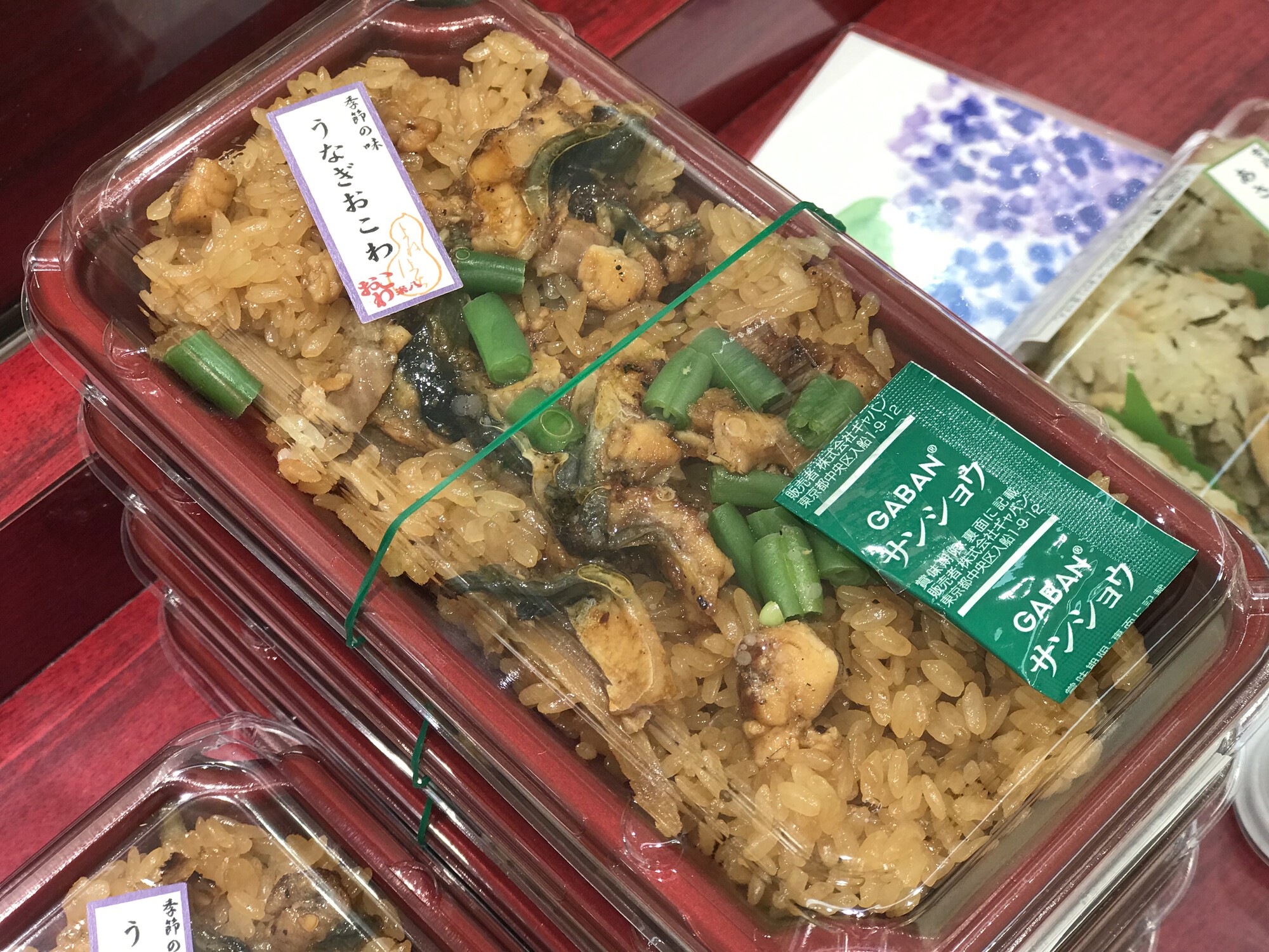 小田急百貨店 新宿店 公式 暑い日が続くと食べたくなるのが 鰻 ただいま おこわ米八 には季節の味 鰻おこわ が登場しています 甘辛のタレで味付けされたうなぎともっちりおこわが相性抜群でつい箸が進みます お好みで山椒をかけて召し上がれ