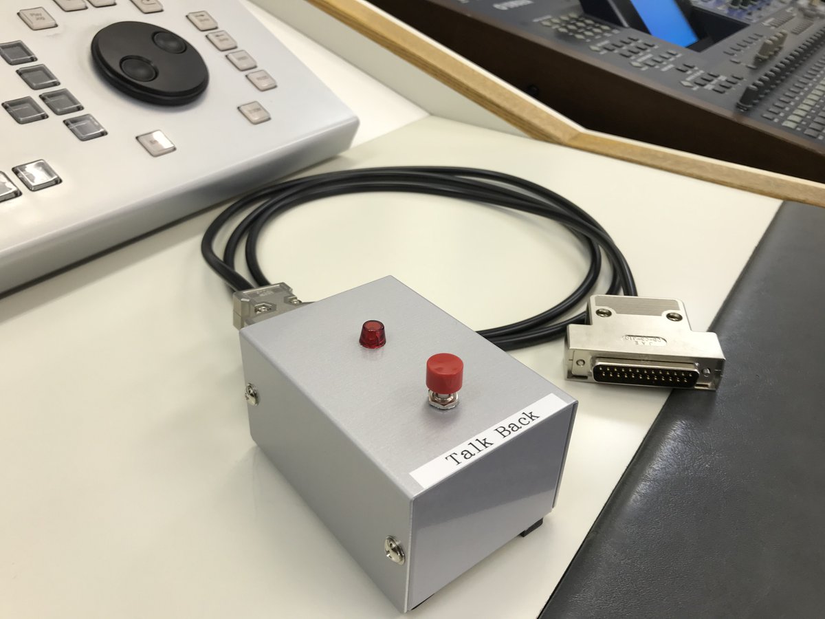 elec_studio's tweet photo. ELEC自作シリーズ：トークバックスイッチ　O2R用のトークバックスイッチを作りました。背面パネルのCONTROLに接続して使用します。GPIでトークバックを操作し、５Vの給電でLEDランプを点灯させます。このスイッチはオルタネイトなので、GPIの設定はTALKBACK UNLATCHにします。#O2R　#YAMAHA https://t.co/rvMlz7CMCj