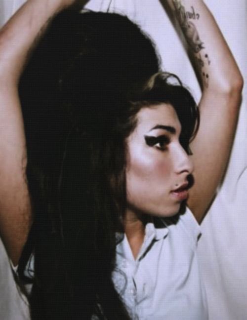h0tbitch03_'s tweet photo. I don’t kno why Amy Winehouse is trending but I wanna say Amy has gotten me through some of my darkest points in my life. She inspired me to write poetry and sing. Her work was beautifully dark and soulful I thank Amy all the time without her I wouldn’t be who I am today https://t.co/aYwJE9iQp5