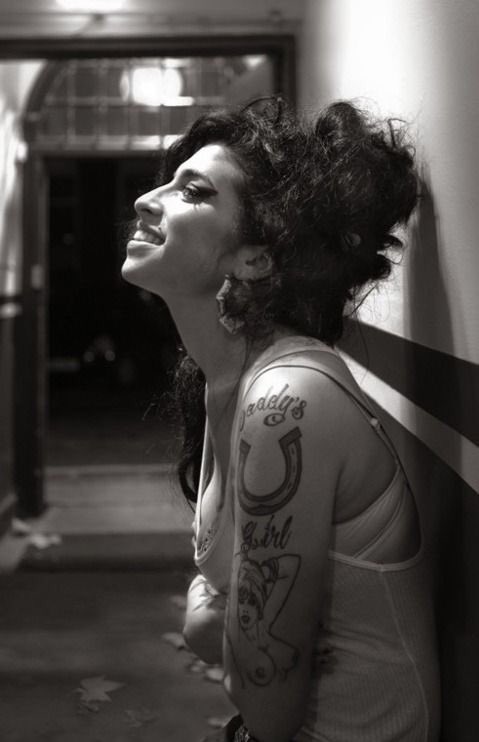 h0tbitch03_'s tweet photo. I don’t kno why Amy Winehouse is trending but I wanna say Amy has gotten me through some of my darkest points in my life. She inspired me to write poetry and sing. Her work was beautifully dark and soulful I thank Amy all the time without her I wouldn’t be who I am today https://t.co/aYwJE9iQp5