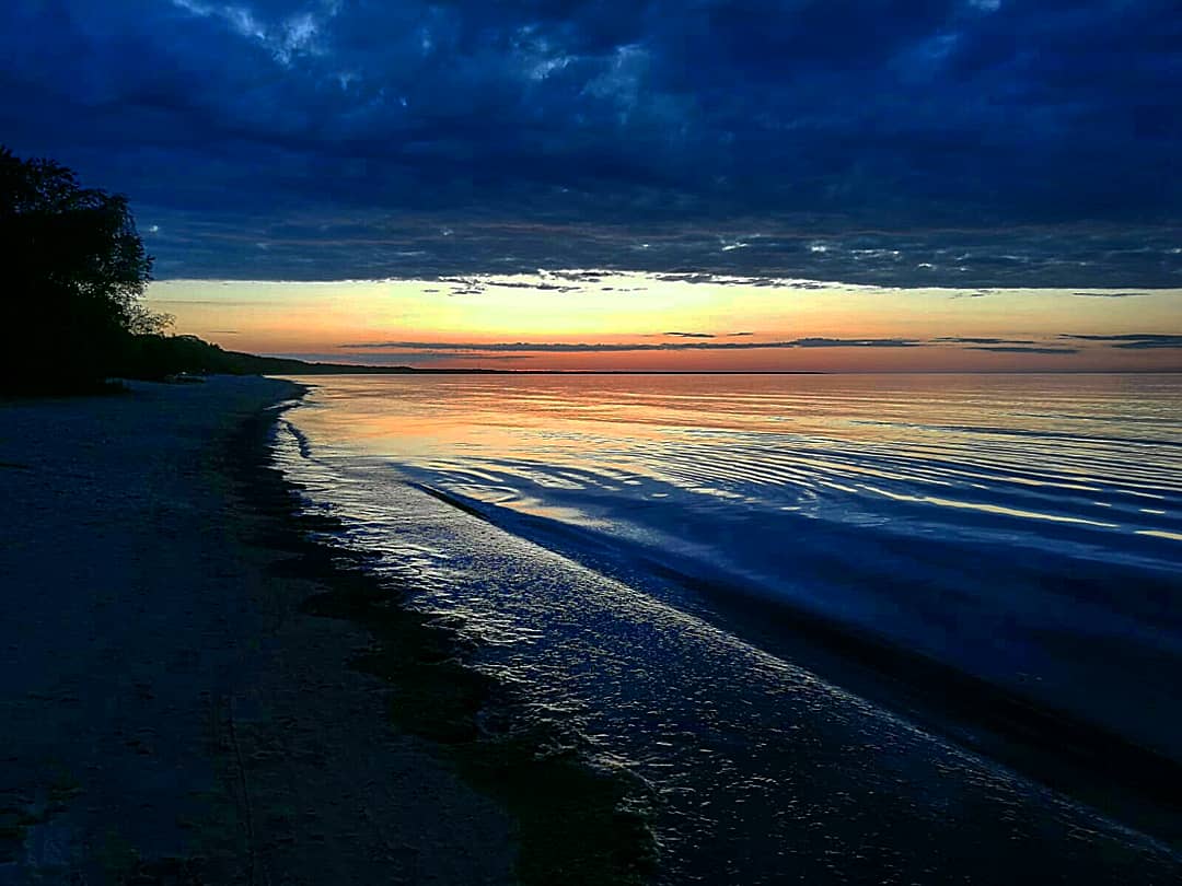 MarinaRebeka's tweet photo. The sun setting over the #BalticSea...

"There is nothing more musical than a sunset. He who feels what he sees will find no more beautiful example of development in all that book, which, alas, musicians read but too little - the book of Nature." #ClaudeDebussy #sunset https://t.co/JNG9sWMTJ3