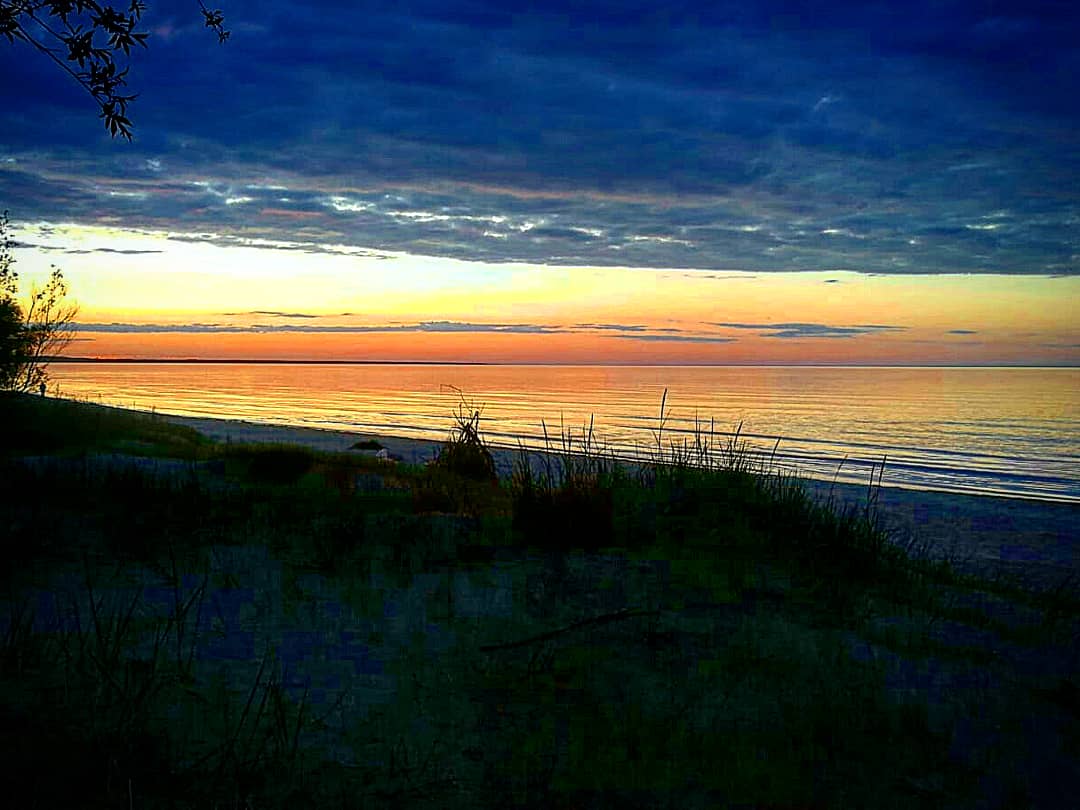 MarinaRebeka's tweet photo. The sun setting over the #BalticSea...

"There is nothing more musical than a sunset. He who feels what he sees will find no more beautiful example of development in all that book, which, alas, musicians read but too little - the book of Nature." #ClaudeDebussy #sunset https://t.co/JNG9sWMTJ3