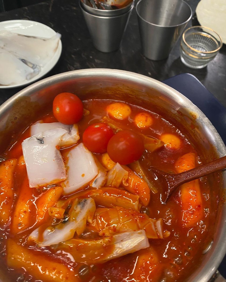 yulstagrm's tweet photo. [INSTAGRAM CAROUSEL] yulyulk: 내 떡볶이는 진심이다🌶 예고편-떡.청양고추. 갑오징어. 마늘  #유리한식탁#떡볶이#… https://t.co/wAQVInfA3h (5P) https://t.co/YjYgmpEWsG