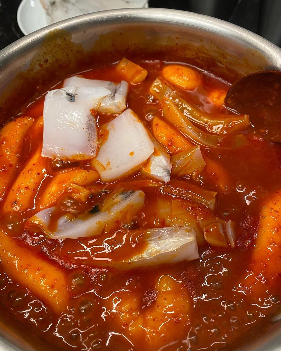 yulstagrm's tweet photo. [INSTAGRAM CAROUSEL] yulyulk: 내 떡볶이는 진심이다🌶 예고편-떡.청양고추. 갑오징어. 마늘  #유리한식탁#떡볶이#… https://t.co/wAQVInfA3h (5P) https://t.co/YjYgmpEWsG