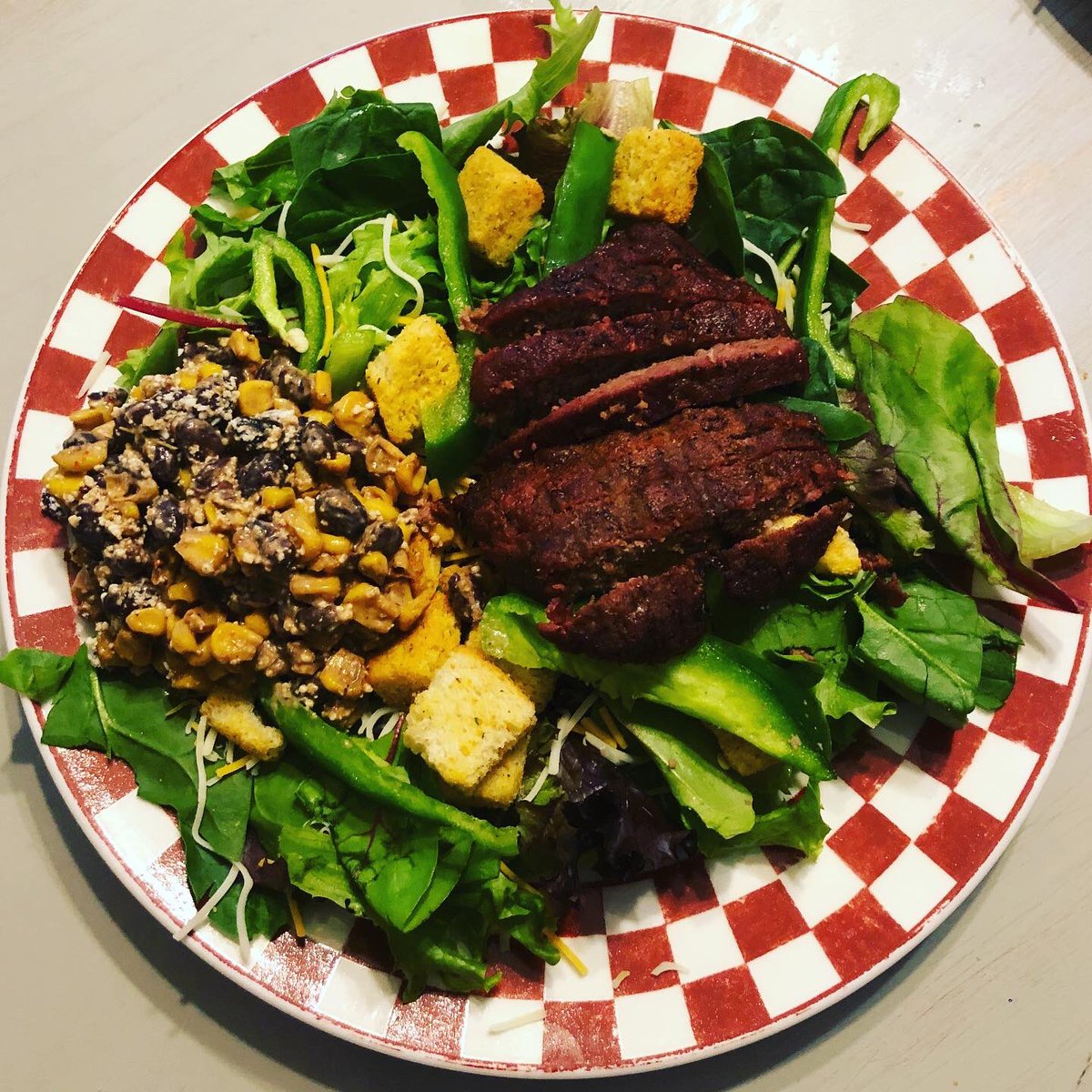 Lunch today was a Southwest Salad with homemade roasted corn and black bean relish, topped with leftover smoked burgers and roasted red pepper vinaigrette.
#salad #southwestsalad #roastedcorn #blackbeans #freshsalad #freshingredients #traeger #calebbrown65bbq #countylinebbq https://t.co/ts1bfpxJyX