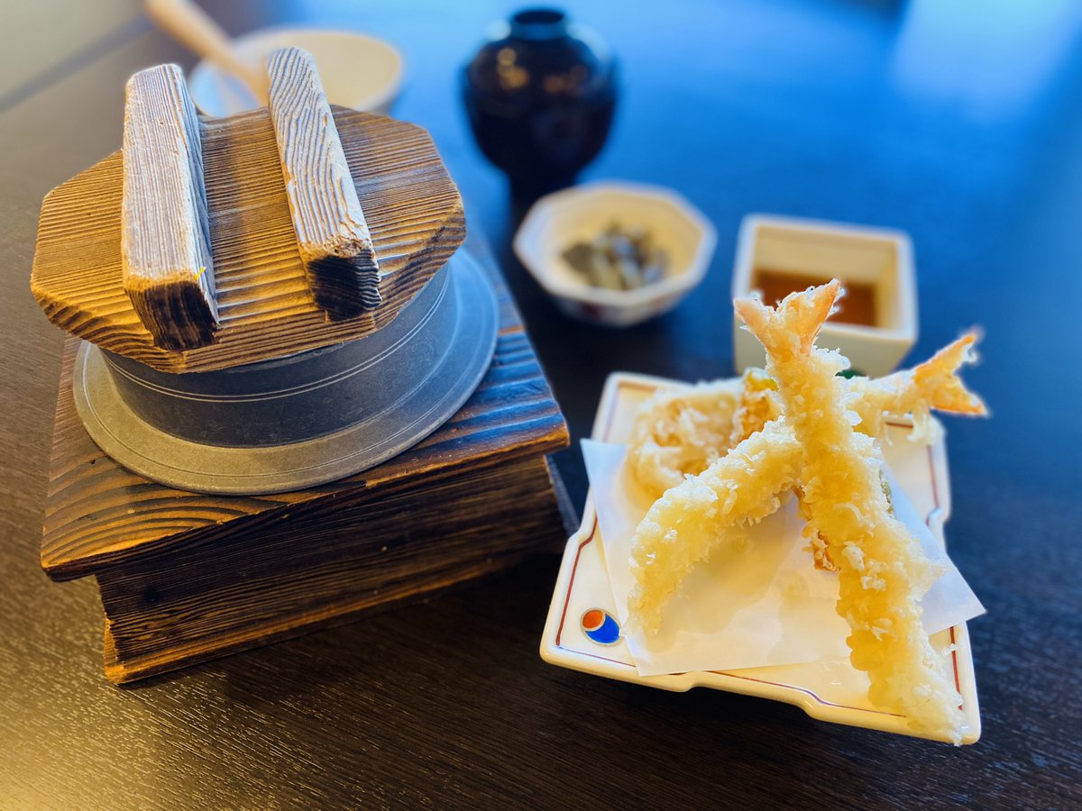 かごの屋服部店 かごの屋には定食もある 天然鯛と筍の釜めし 天ぷらセット 鯛 と 筍 だけでなく しっかり味付けしたアサリ 彩り鮮やかなグリンピースも入って食べ応え抜群です お召し上がり前 よく混ぜてくださいね かごの屋服部店