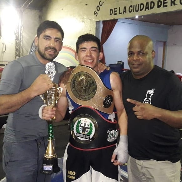 77BoxingClub's tweet image. Y así como el entrenador y Técnico de Boxeo Juan Gustavo Solalinde se entrena para estar en forma, también se prepara aún mas, para que vos puedas triunfar en este noble deporte junto a un cálido grupo humano. ¡Incluso ahora de forma virtual!