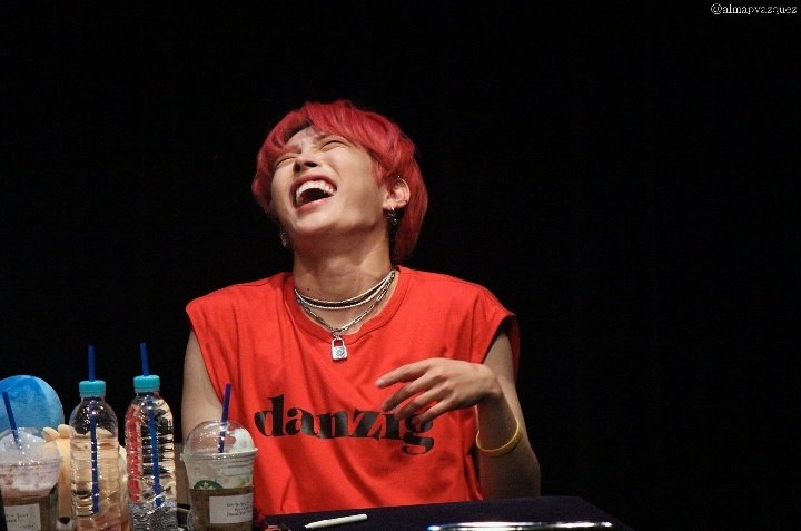 𝓭𝓪𝔂 159: 𝓵𝓪𝓾𝓰𝓱i love when he laughs so hard that he throws his head back and his eyes form little crescent moons:(((