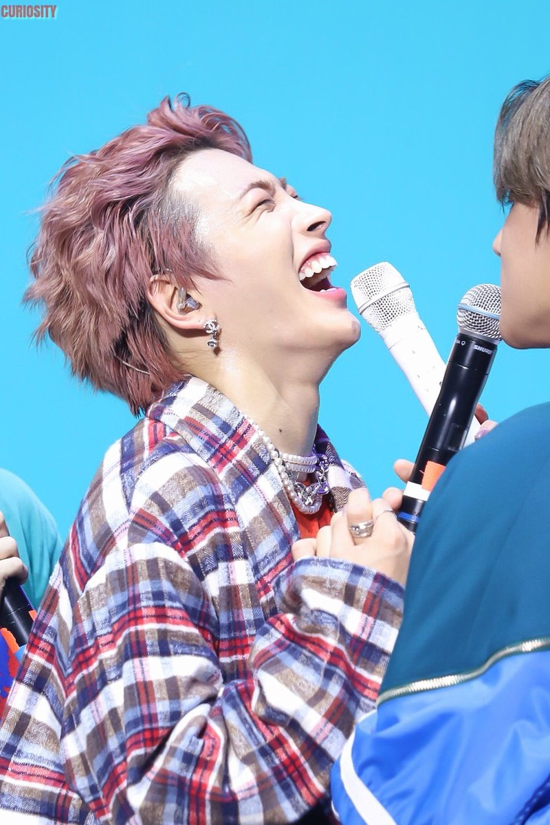 𝓭𝓪𝔂 159: 𝓵𝓪𝓾𝓰𝓱i love when he laughs so hard that he throws his head back and his eyes form little crescent moons:(((