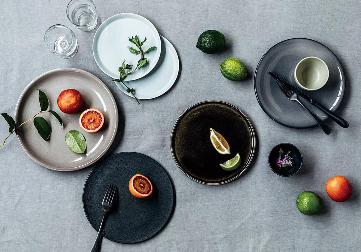 フェリシモの雑貨kraso 憧れのレストランや雑誌みたいな 素敵な食卓をかなえる食器 ゆっくり集めるモノトーン食器のコレクション オリジナル釉薬の信楽焼 美濃焼 メキシコ製までいろんな産地のうつわが楽しめる厳選のセレクトです お店みたいなテーブル