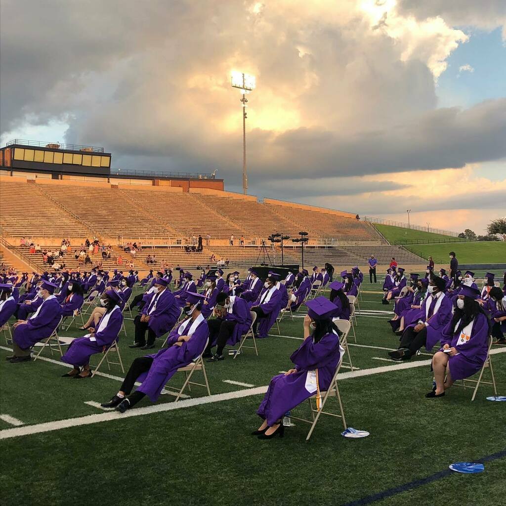 sjtones's tweet image. We love you @kerrclassof2020 and know that the world is and will be a better place because of you. We can’t wait to see how you use your impact. @alief_proud @aliefkerr #graduation2020 instagr.am/p/CBMqNcvldrN/