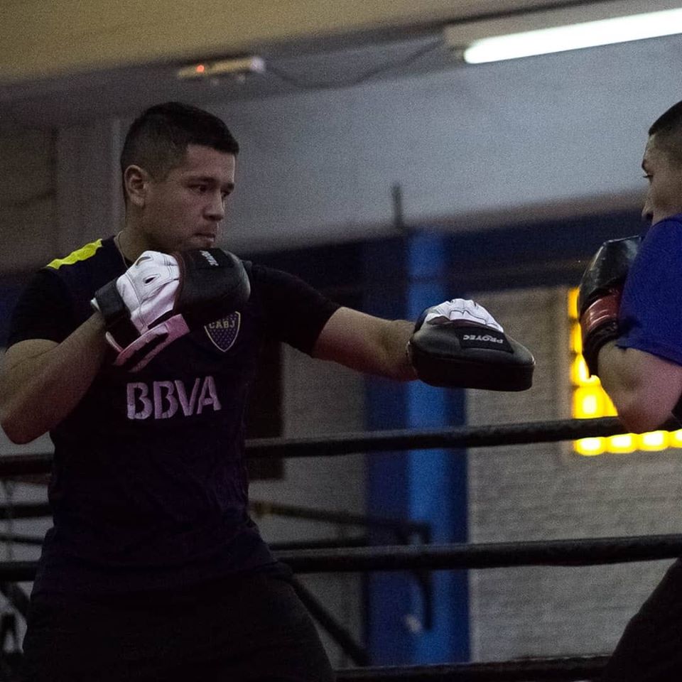 77BoxingClub's tweet image. Firme, profesional y comprometido, él es Leo Mansilla, otro de nuestros notables profes que conforman a nuestro equipo de técnicos, y que actualmente brinda lo mejor de si en torno a la plataforma virtual que permite encontrarnos. ¡No te lo podes perder! #Boxeo #clasesvirtuales