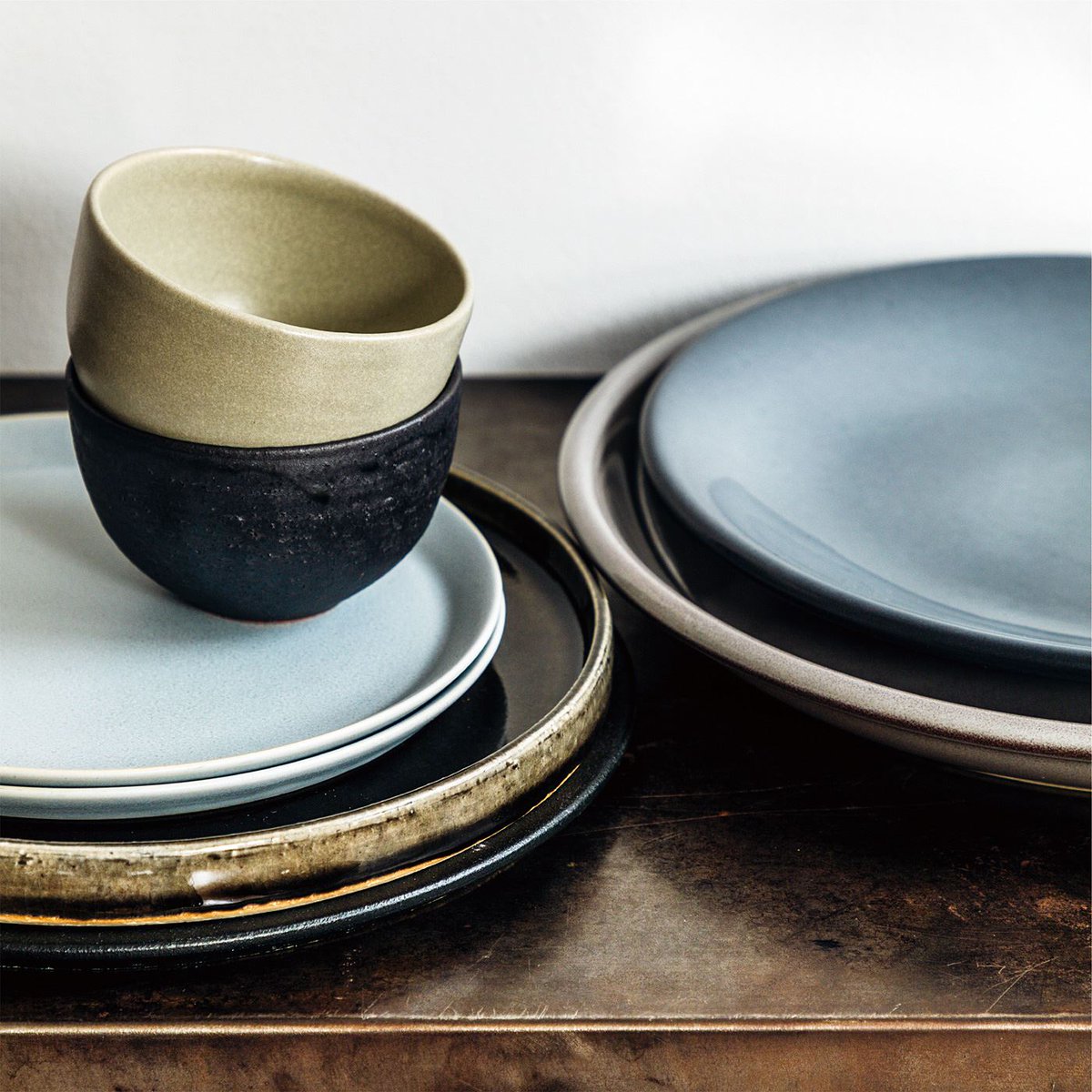 フェリシモの雑貨kraso 憧れのレストランや雑誌みたいな 素敵な食卓をかなえる食器 ゆっくり集めるモノトーン食器のコレクション オリジナル釉薬の信楽焼 美濃焼 メキシコ製までいろんな産地のうつわが楽しめる厳選のセレクトです お店みたいなテーブル