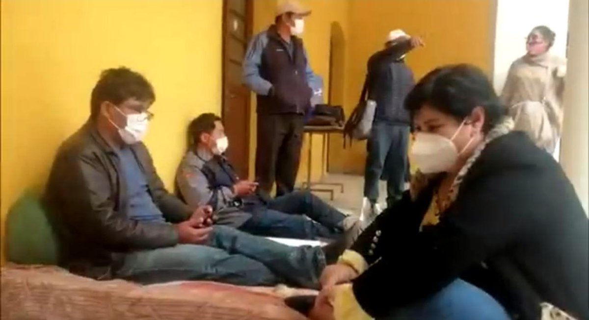FAM_Bolivia1's tweet photo. 70 personas, entre alcaldes y concejales, que representan a 33 municipios, encabezados por Héctor Arce, presidente de la Asociación de Municipalidades de Cochabamba #AMDECO, ingresaron en huelga de hambre la mañana de este lunes reclamando recursos para enfrentar el #COVID19 https://t.co/DGLCBM8YI7