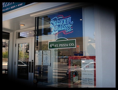 A Hammer staff favorite, 4th St. Pizza Company is making it thru this time bcuz of ur support and take out orders. Order direct here: ow.ly/x3hk50zUJOh
#SundayinSanJose #AtHomeWithTheHammer #DTSJ #supportlocalbiz  <a href="/4thStreetPizza/">4th St. Pizza Co.</a> 

photo h/t  <a href="/totalhappyhour/">Total Happy Hour</a>