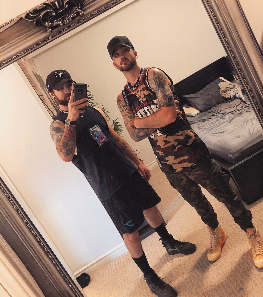 Agony's tweet photo. Twinzies https://t.co/cizdB41DO4