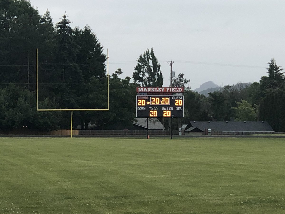 CreswellHigh's tweet photo. Happy Monday Bulldogs! This is the last week for The Lights of Longing as well as the last week for academics for K-11 graders.  Make sure to check in with your teachers this week if you haven’t already! 

#bethelightOR #classof2020 #oneteamonedream #chsbulldogPRIDE https://t.co/VNsIdpR8nG